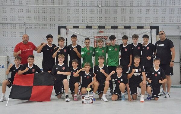 jucători handbal juniori 3 CSM Reșița în acțiune jucători handbal juniori 3 CSM Reșița în acțiune