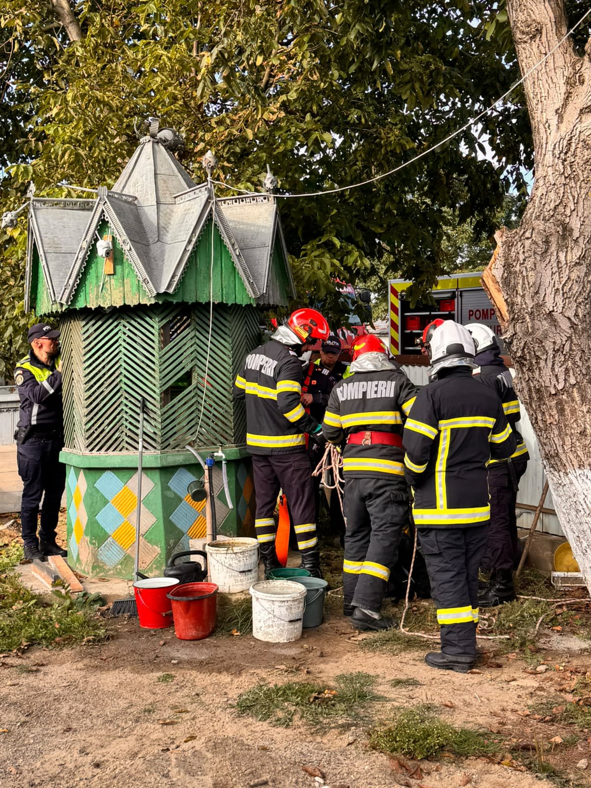 pompieri salvând bătrân din fântână adâncă pompieri salvând bătrân din fântână adâncă