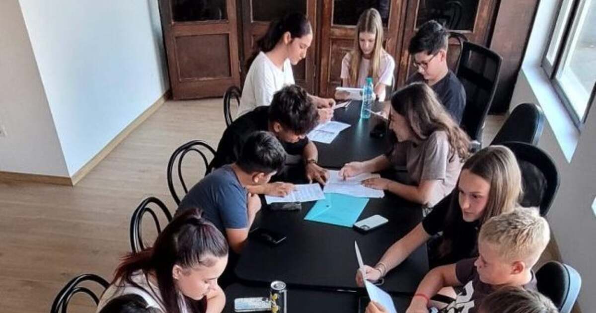Parteneriat între Parohia din Săvârșin și Cambridge Centre Timișoara pentru cursuri online de engleză