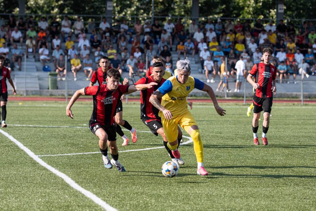 stadion Carpați în timpul meciului de fotbal nocturn stadion Carpați în timpul meciului de fotbal nocturn