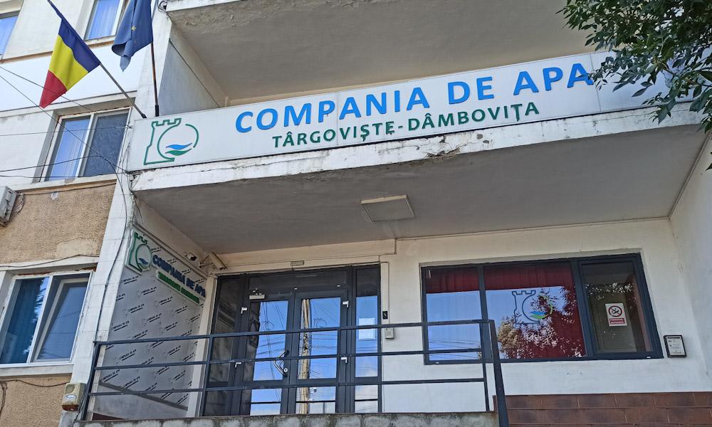 echipe de muncitori igienizând rezervoare de apă echipe de muncitori igienizând rezervoare de apă