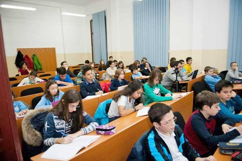 elevi participând la cursuri de olimpiadă în centrul de pregătire