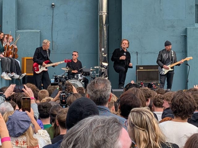 Concert-surpriză al trupei U2 la liceul unde s-au format acum 50 de ani