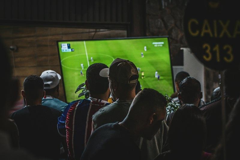 sala polivalentă și sportivi în acțiune sala polivalentă și sportivi în acțiune