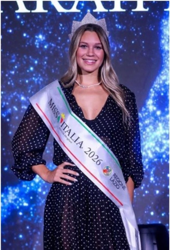 Sarah Maria Rizea în costum de miss, cu medalii de înot artistic