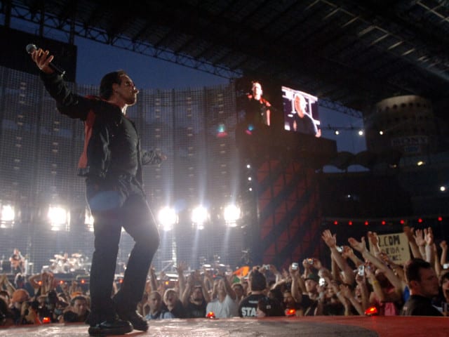 fotografie cu trupa U2 în timpul unui concert fotografie cu trupa U2 în timpul unui concert