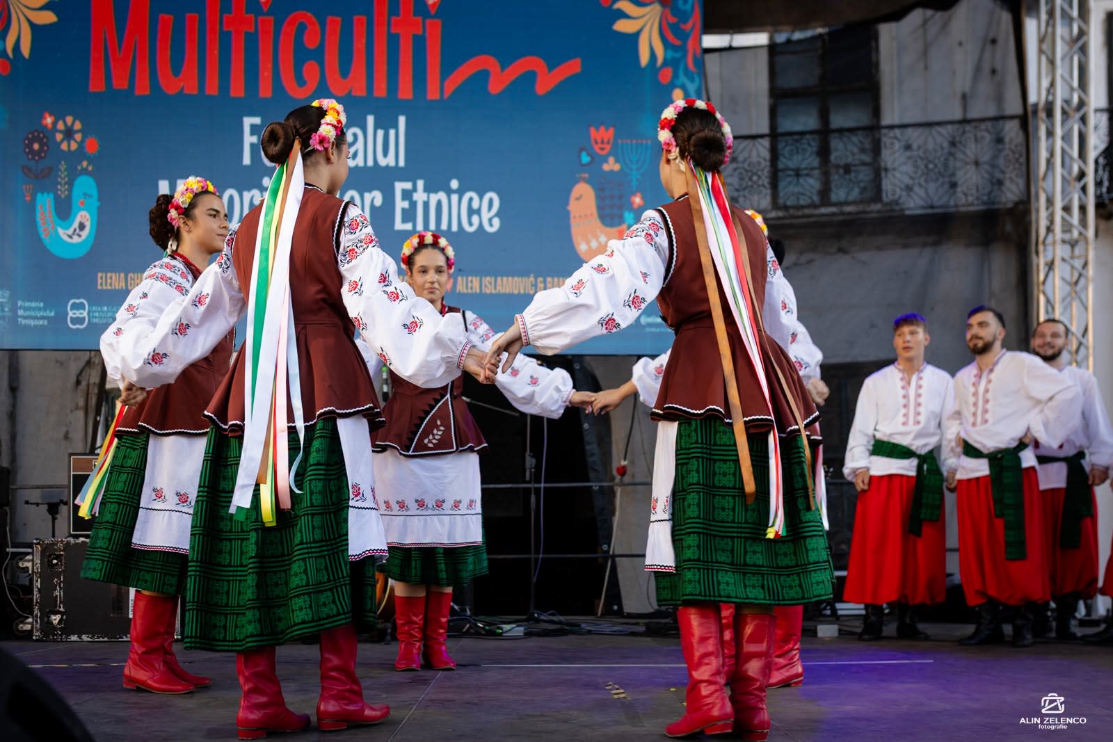 paradă costume tradiționale în piață, Timișoara paradă costume tradiționale în piață, Timișoara