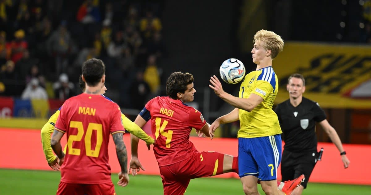 Ianis Hagi și Dennis Man în timpul meciului de fotbal Ianis Hagi și Dennis Man în timpul meciului de fotbal