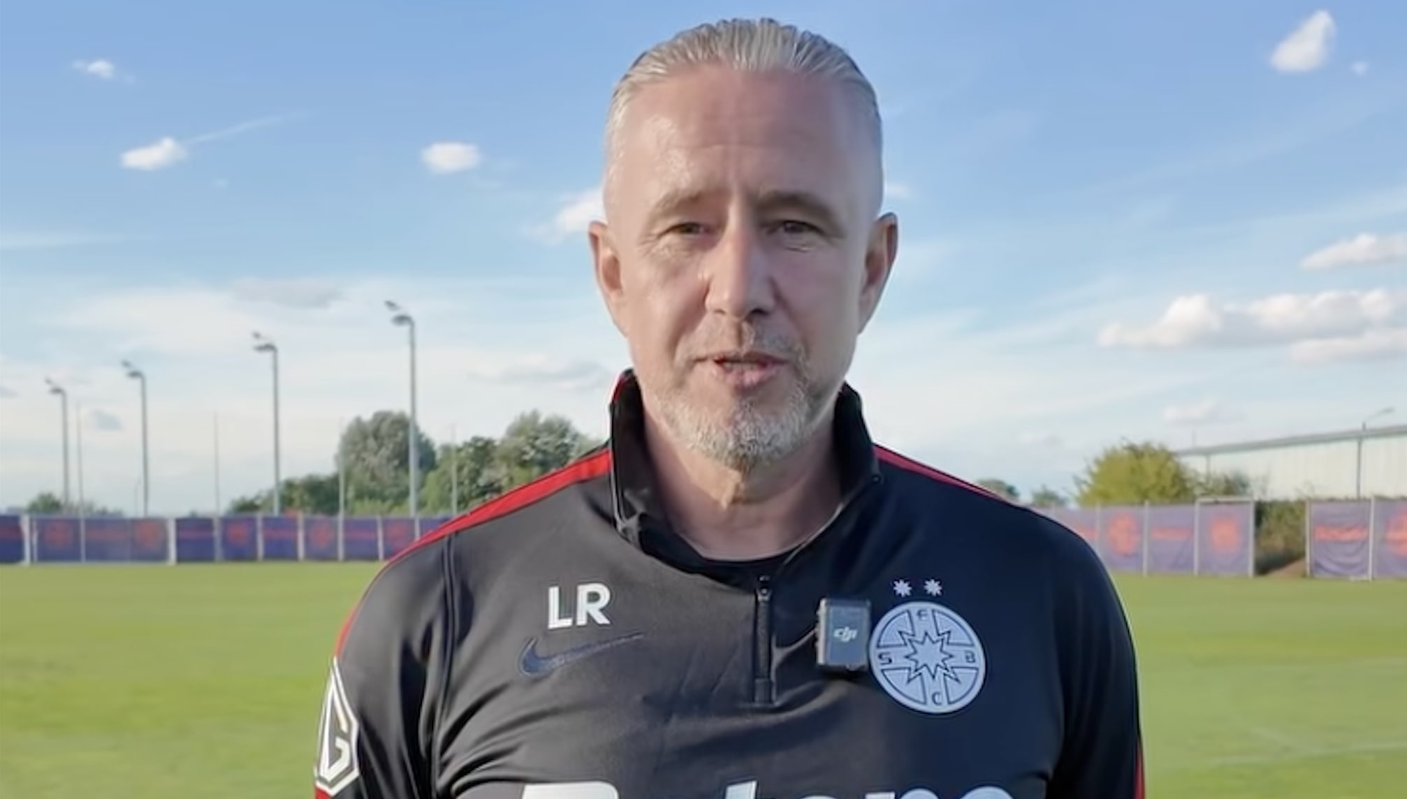 Laurențiu Reghecampf adresându-se suporterilor FCSB Laurențiu Reghecampf adresându-se suporterilor FCSB