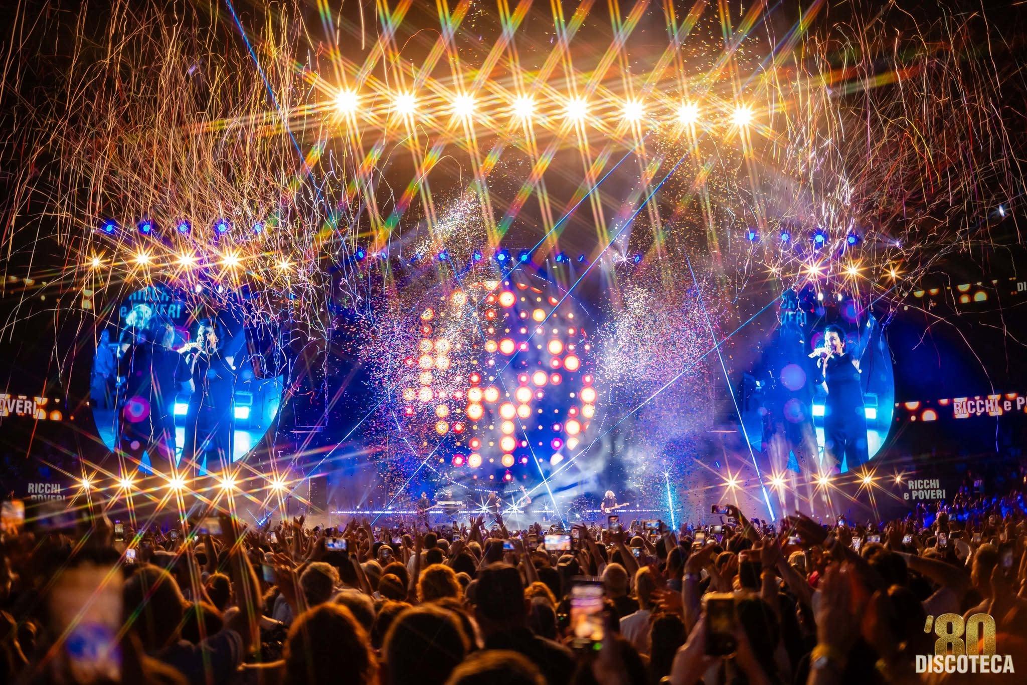 artisti pe scenă la concertul discotecă ’80–’90 în Cluj artisti pe scenă la concertul discotecă ’80–’90 în Cluj
