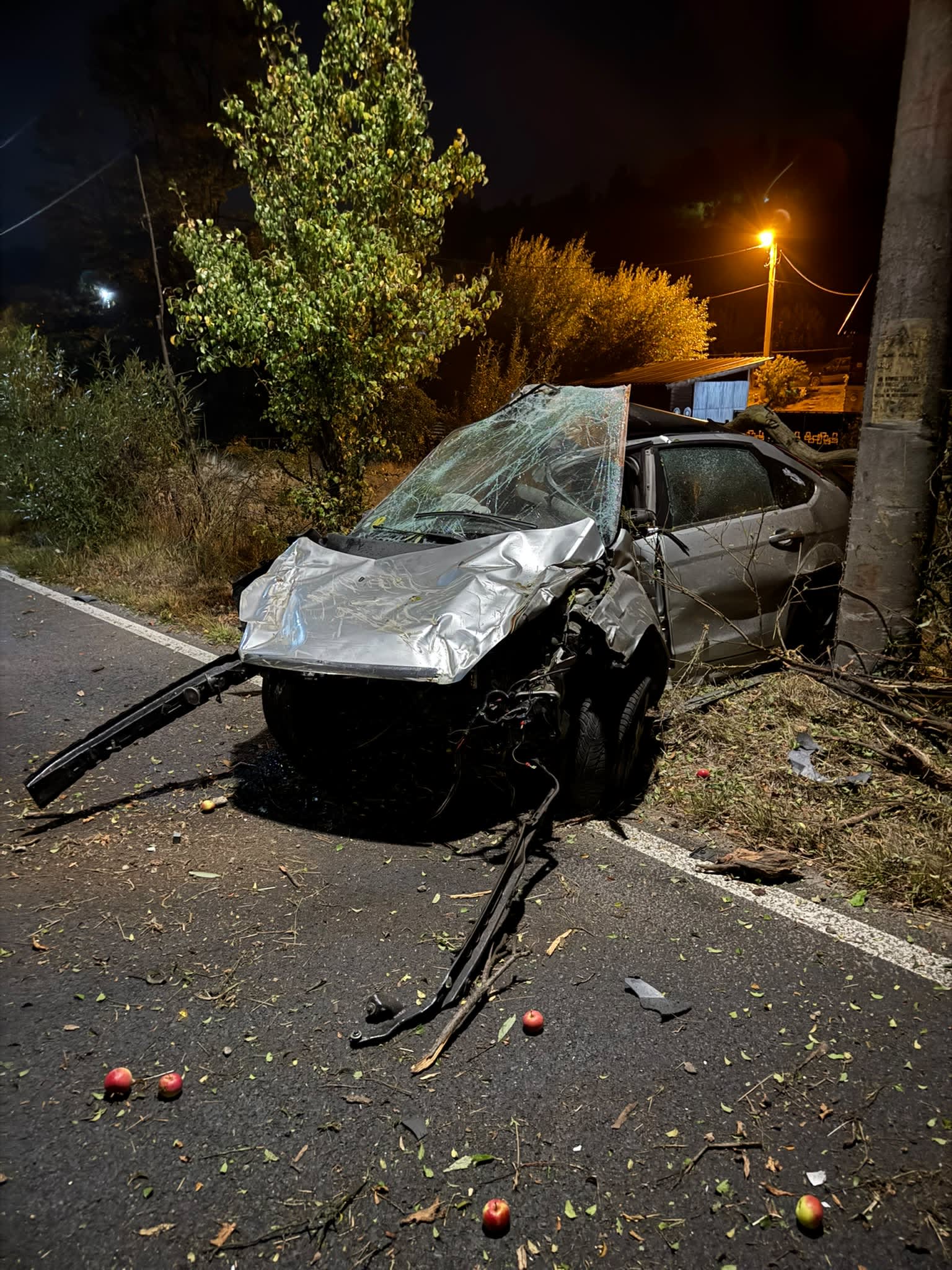 Accident mortal în Petroșani: doi tineri și-au pierdut viața după ce autoturismul s-a izbit de un stâlp
