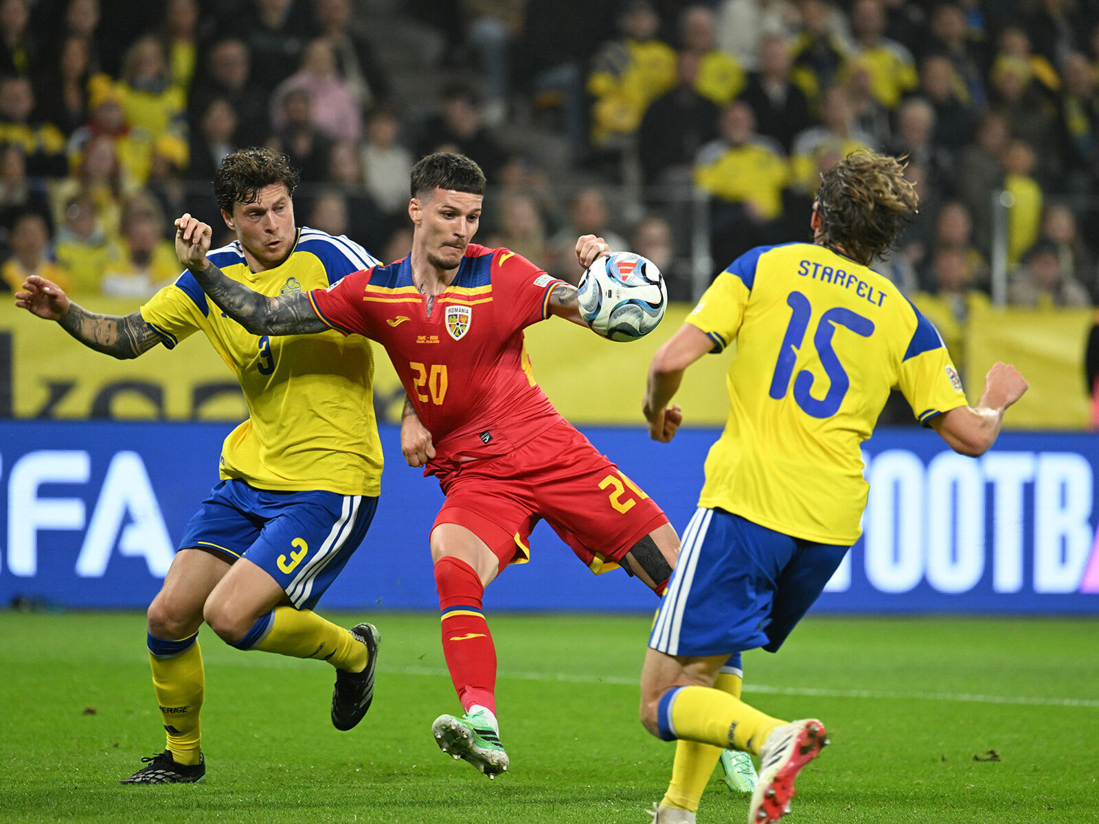 Jucători de fotbal români și suedezi pe teren Jucători de fotbal români și suedezi pe teren