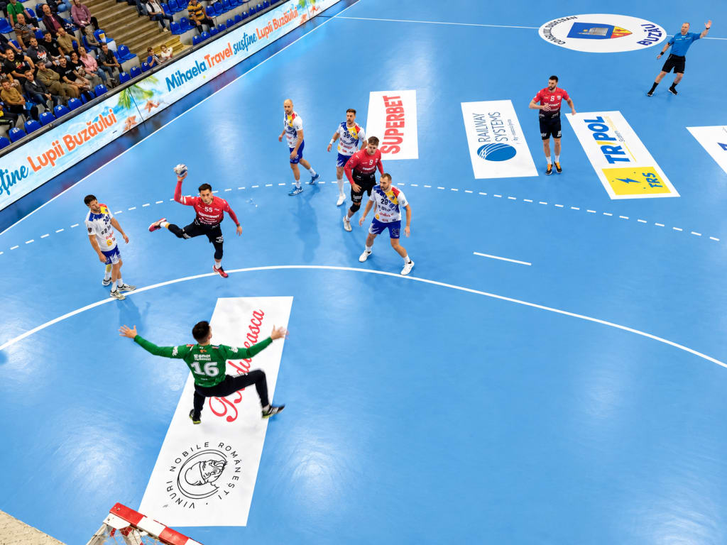 meci de handbal la Sala Sporturilor, jucători în acțiune meci de handbal la Sala Sporturilor, jucători în acțiune
