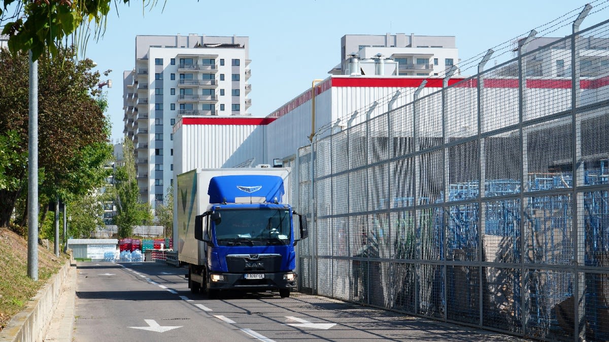 Mașinile de curierat și aprovizionare ar putea fi interzise în București în orele de vârf în 2027