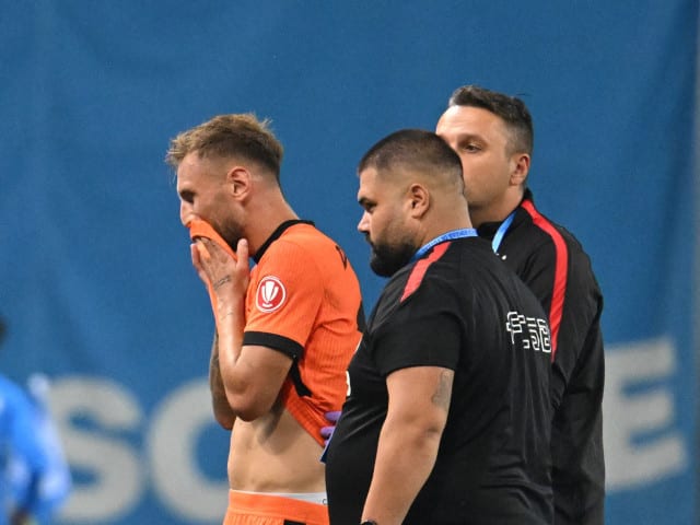fotbalist pe teren, recuperare, antrenament fotbalist pe teren, recuperare, antrenament