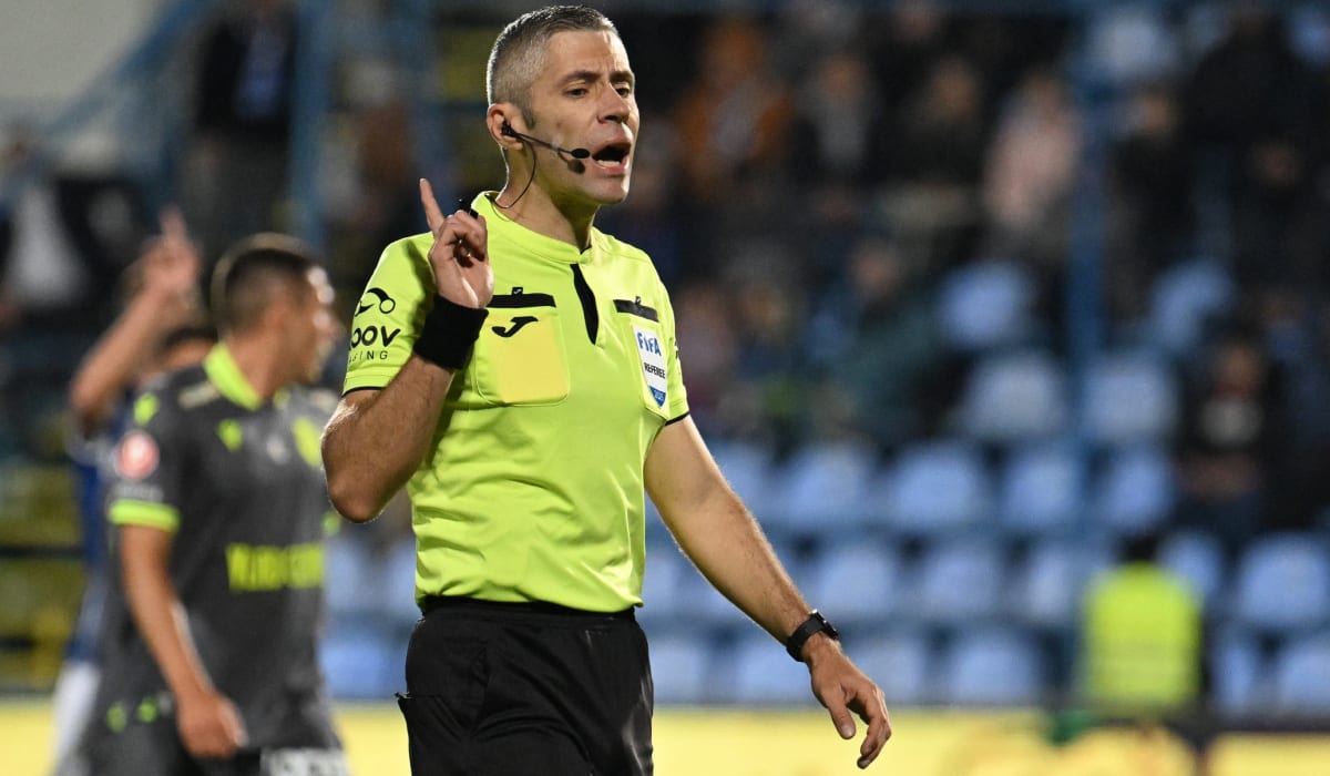 Adrian Porumboiu în timpul unei declarații despre arbitraj Adrian Porumboiu în timpul unei declarații despre arbitraj