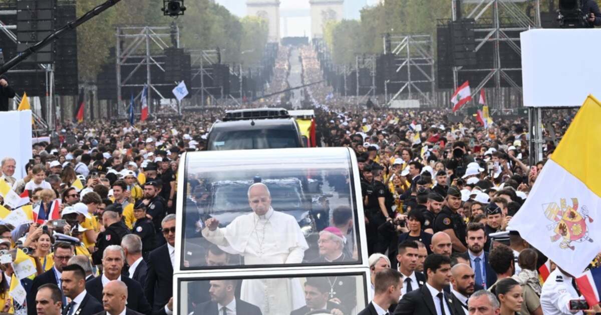 Papa Leon al XIV-lea a fost aclamat pe Champs-Élysées în Franța