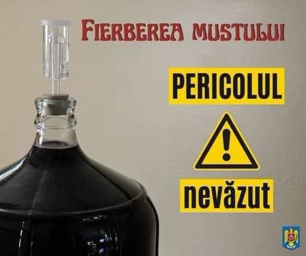 persoană verificând fermentarea mustului în pivniță persoană verificând fermentarea mustului în pivniță