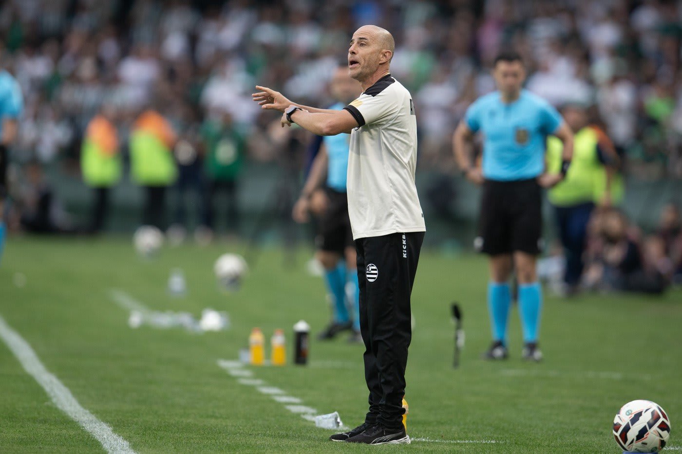 antrenor portughez Rui Duarte în timpul unui meci de fotbal antrenor portughez Rui Duarte în timpul unui meci de fotbal