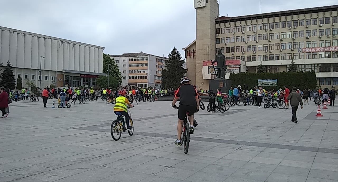 bicicliști pedalează în centrul orașului Vaslui bicicliști pedalează în centrul orașului Vaslui
