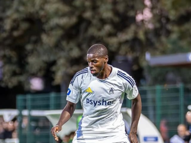 fotbalist în acțiune pe teren fotbalist în acțiune pe teren
