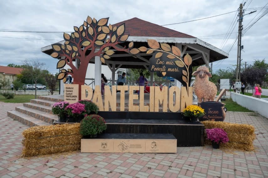 eveniment cultural în satul Pantelimon, copii și adulți participând la activități tradiționale eveniment cultural în satul Pantelimon, copii și adulți participând la activități tradiționale