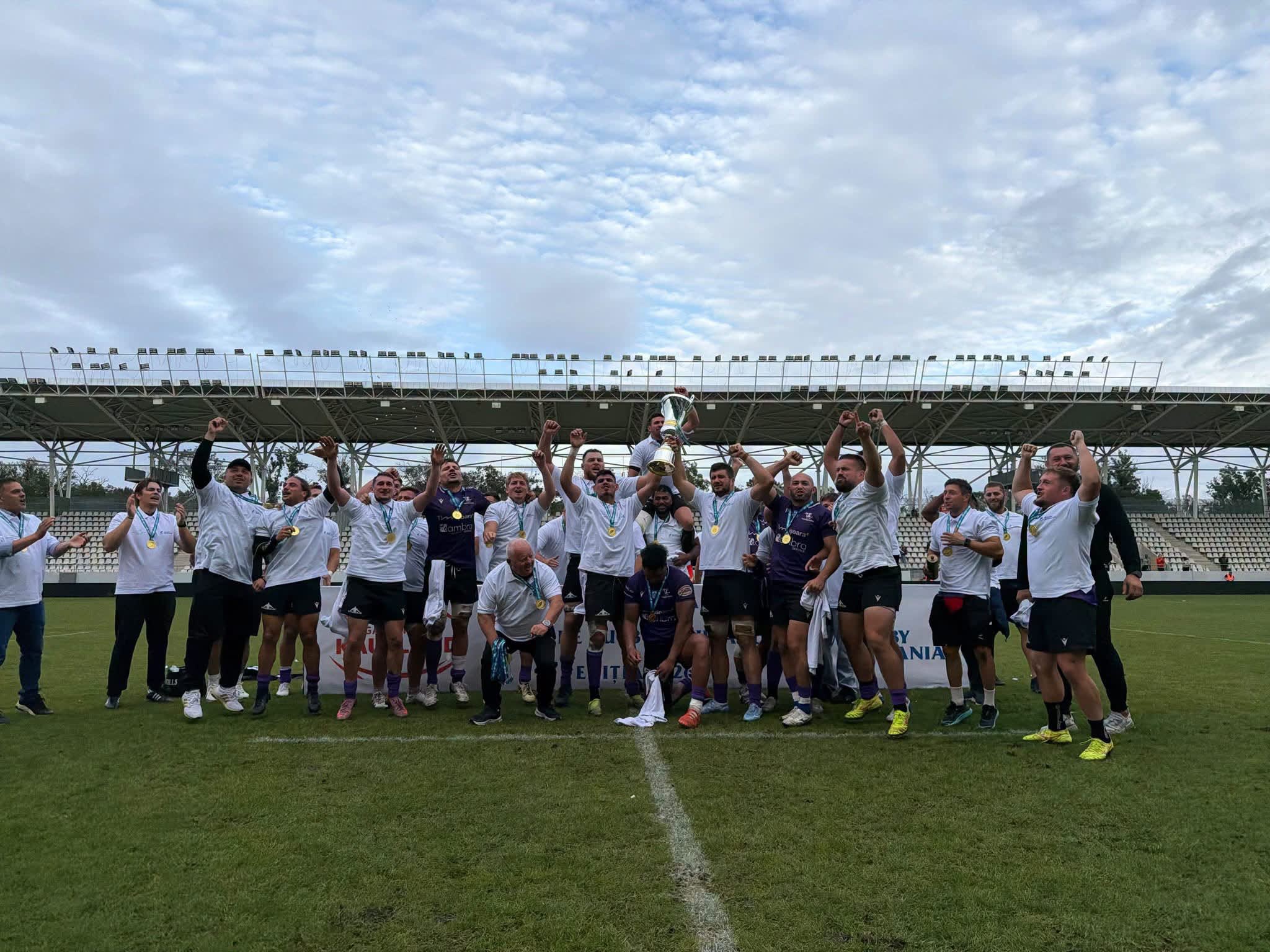 rugbiști Timișoara prezentând trofeul național