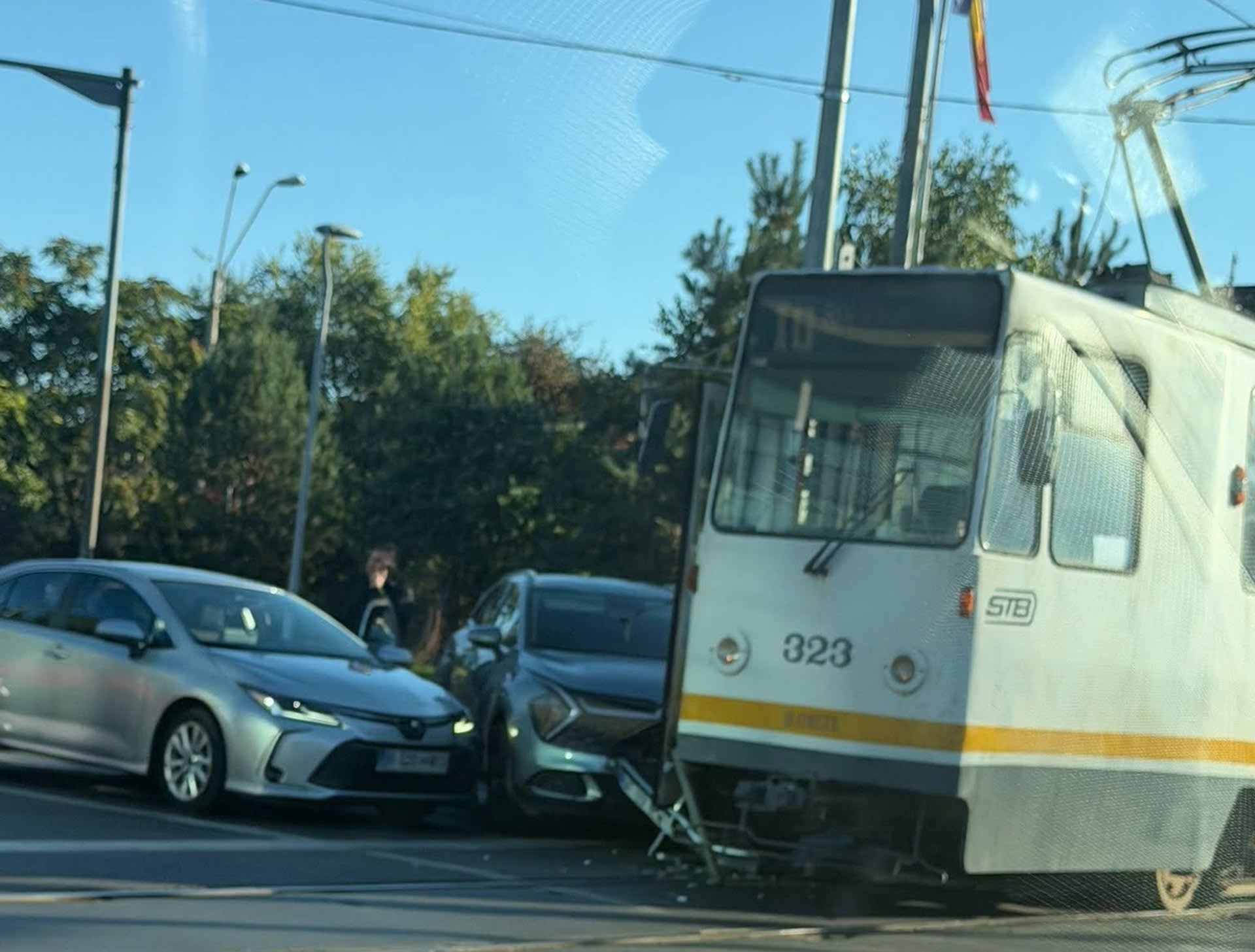 Un accident pe Bulevardul Timișoara a implicat două mașini și tramvaiul liniei 10