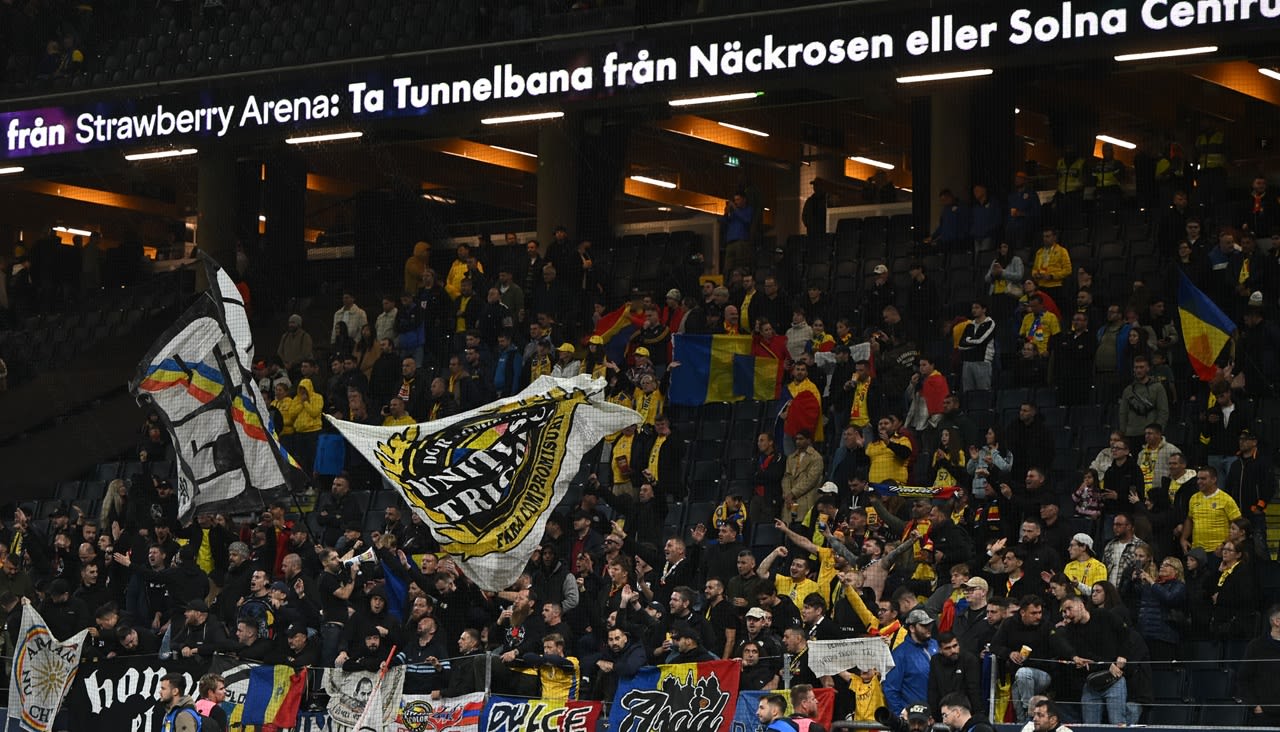 suporteri români și suedezi la meciul de fotbal suporteri români și suedezi la meciul de fotbal
