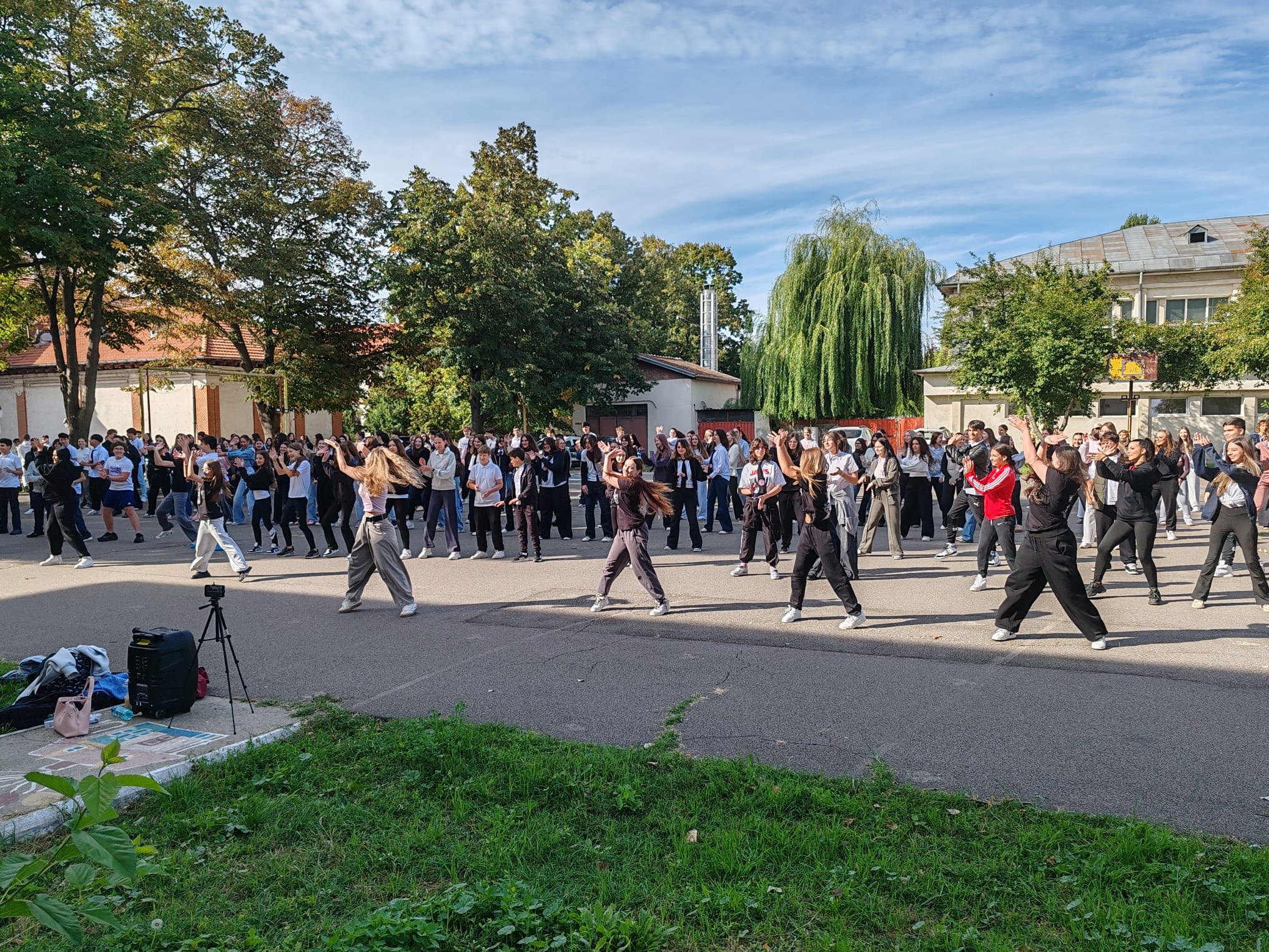 Elevi participând la activități sportive în curtea școlii