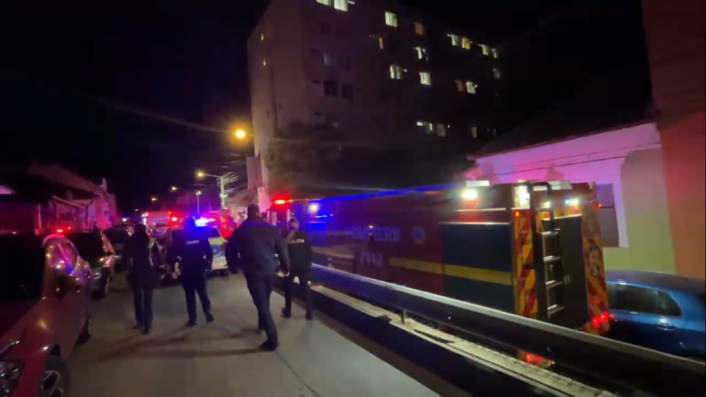 interiorul unui cămin studențesc cu fum și flăcări interiorul unui cămin studențesc cu fum și flăcări