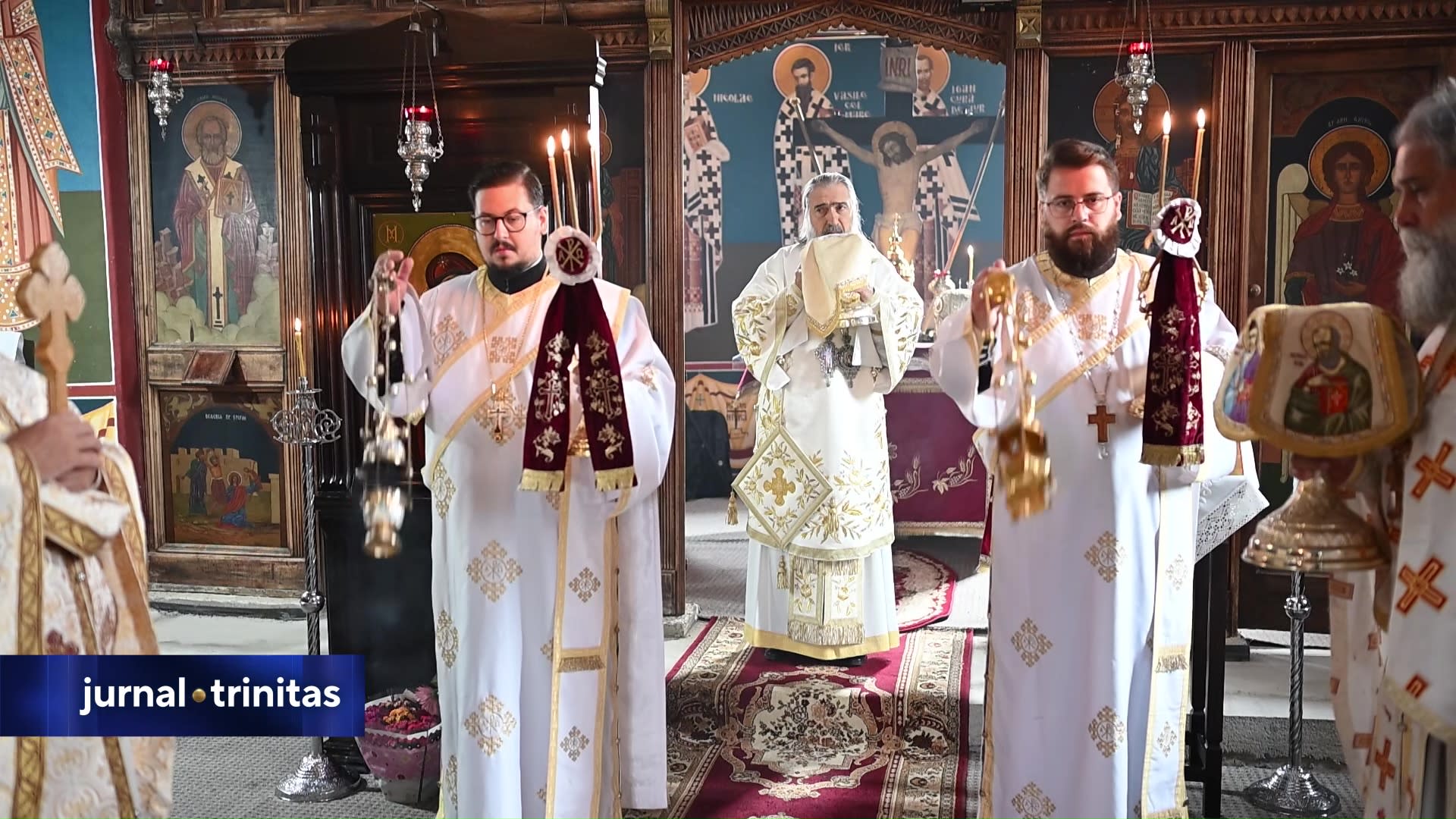 Credincioși participând la slujba de cinstire a Sfântului Ioan la Mănăstirea Stejaru