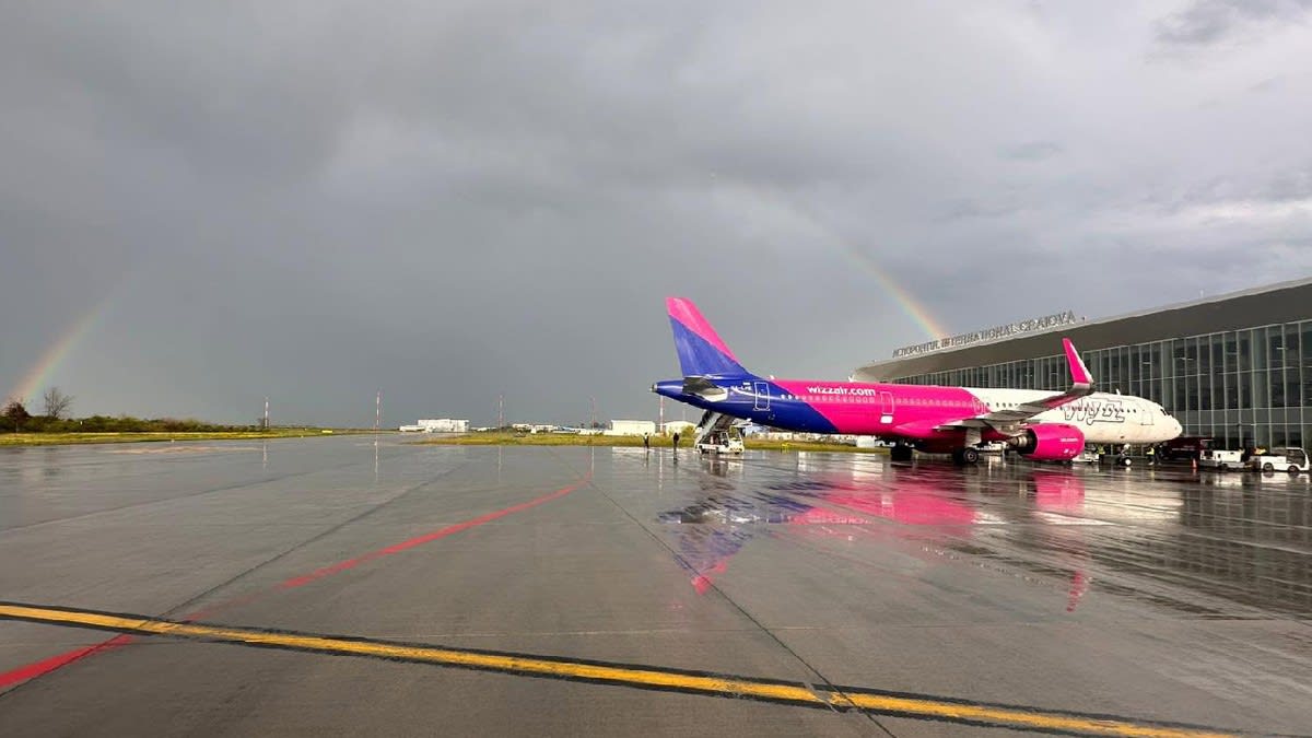 avion Wizz Air decolând de pe aeroportul Craiova avion Wizz Air decolând de pe aeroportul Craiova