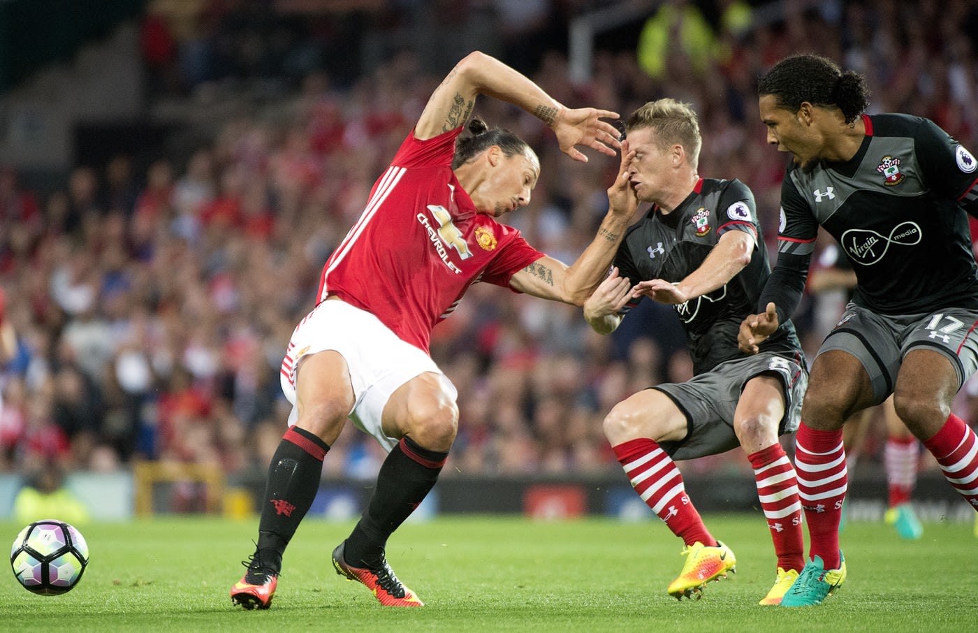 Virgil Van Dijk în acțiune, jucător de fotbal în Premier League