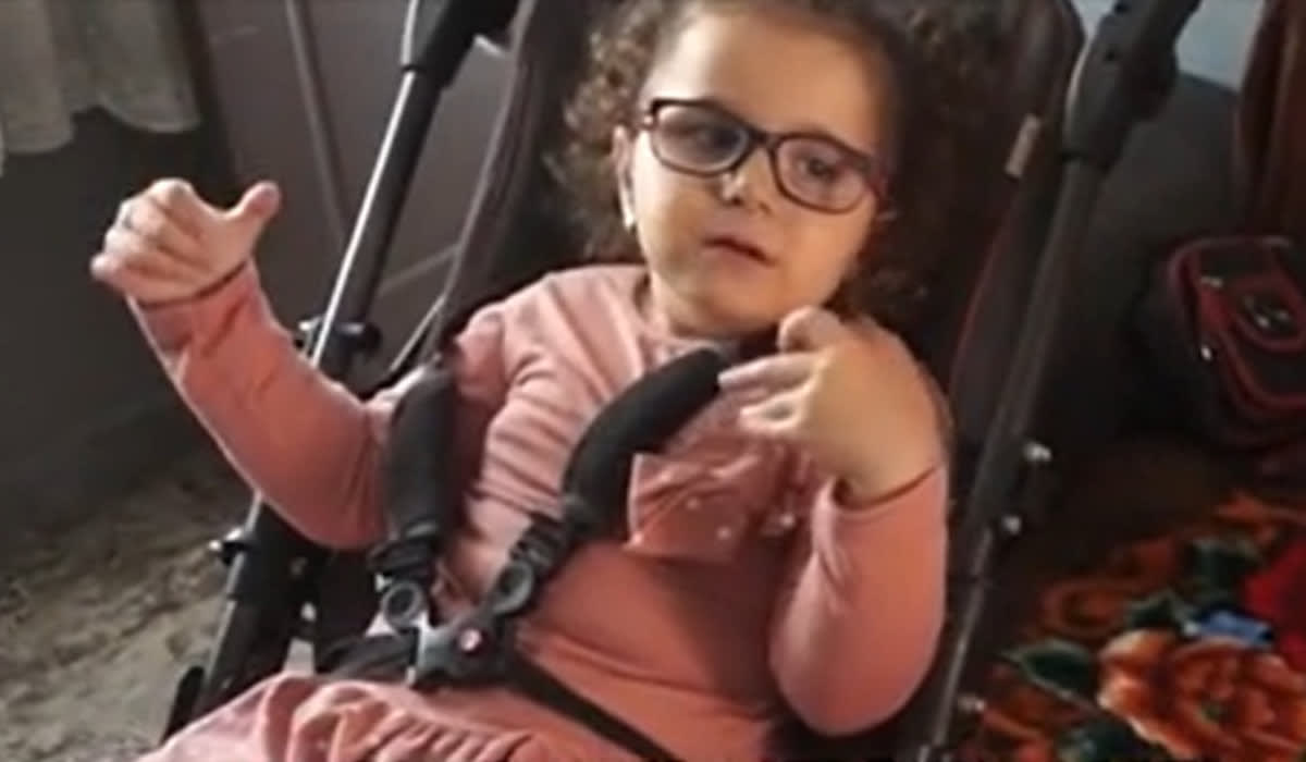 Eva, 5 ani, nu poate merge sau mânca singură, iar familia cere ajutor pentru diagnostic în Turcia