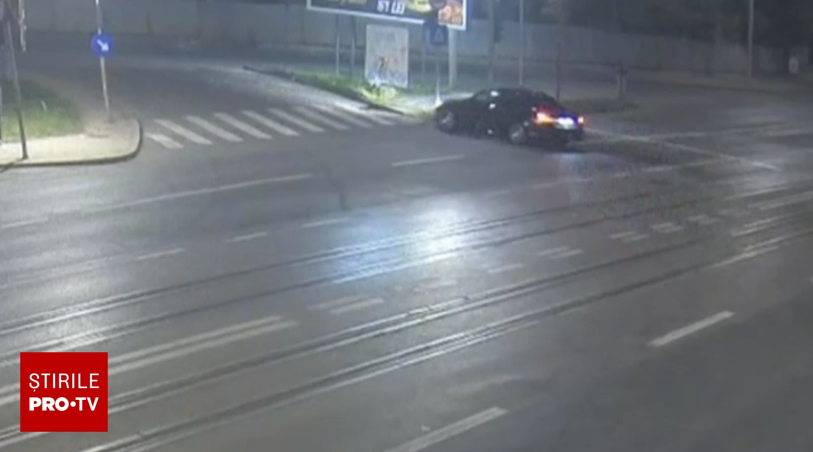 mașină avariată după impact cu stâlp în Iași mașină avariată după impact cu stâlp în Iași