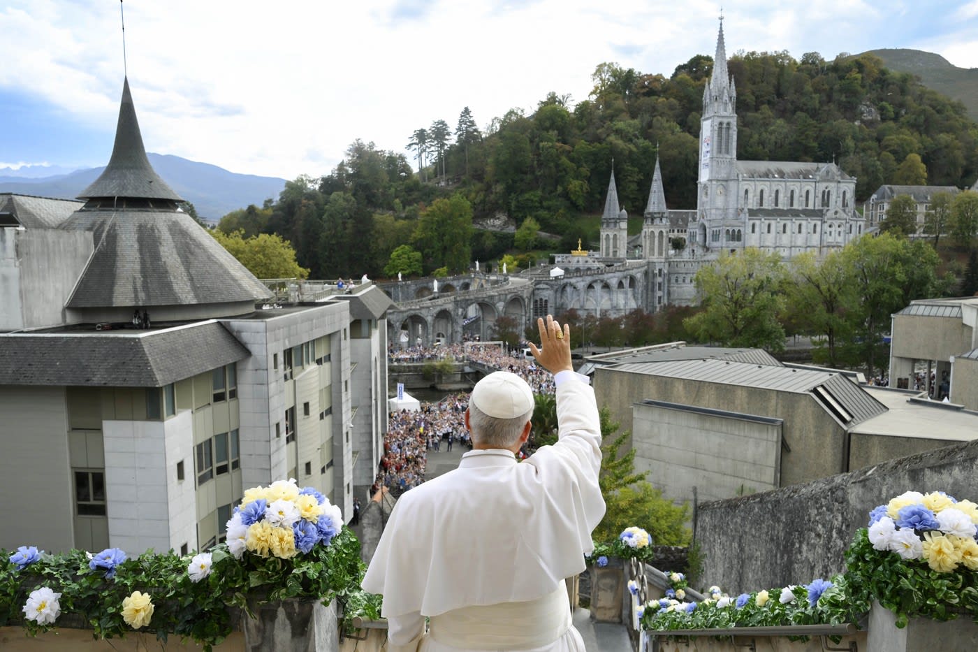 Papa Leon al XIV-lea la Lourdes în timpul discursului Papa Leon al XIV-lea la Lourdes în timpul discursului
