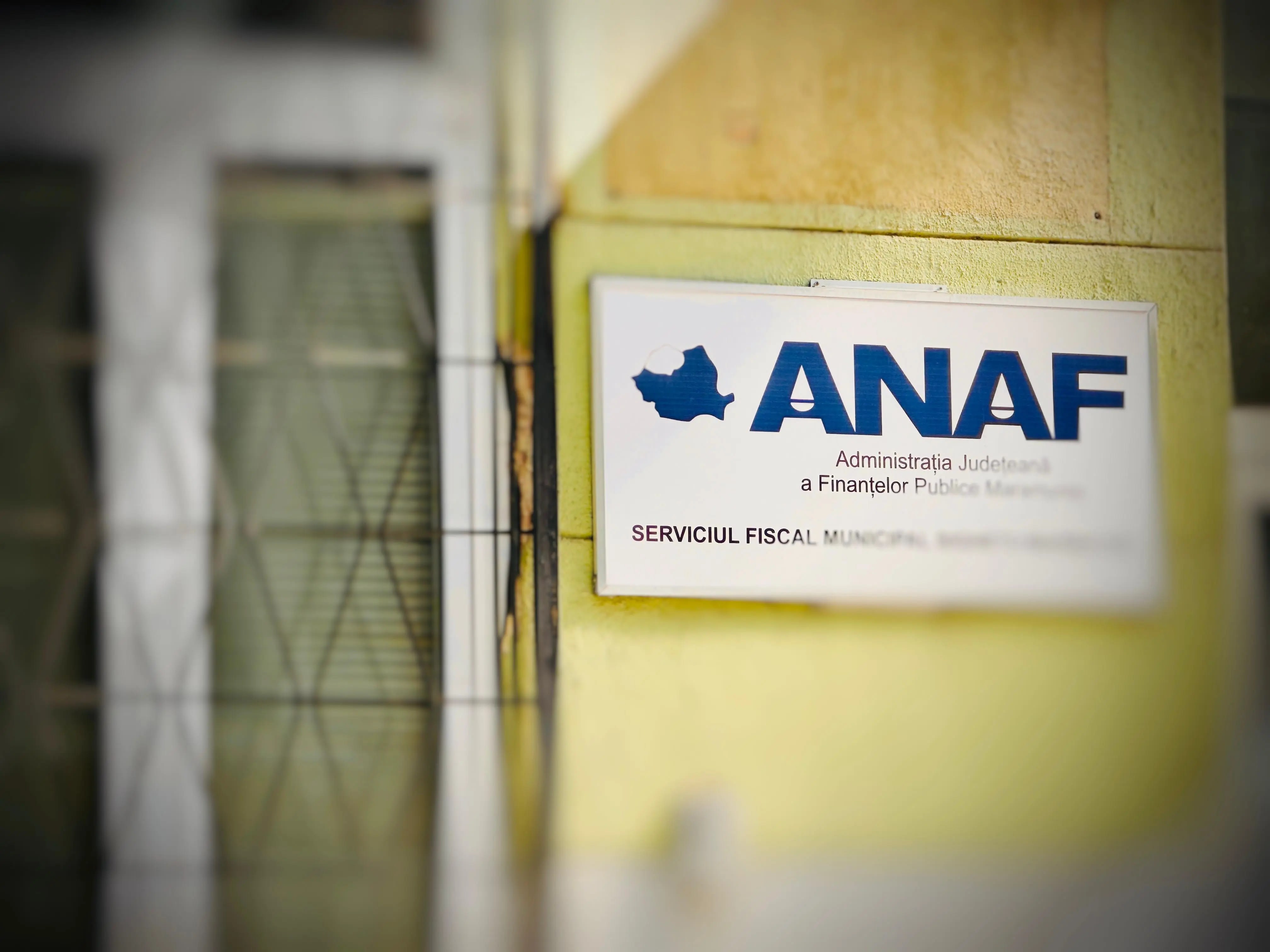 sediu ANAF și ecran cu date digitale sediu ANAF și ecran cu date digitale