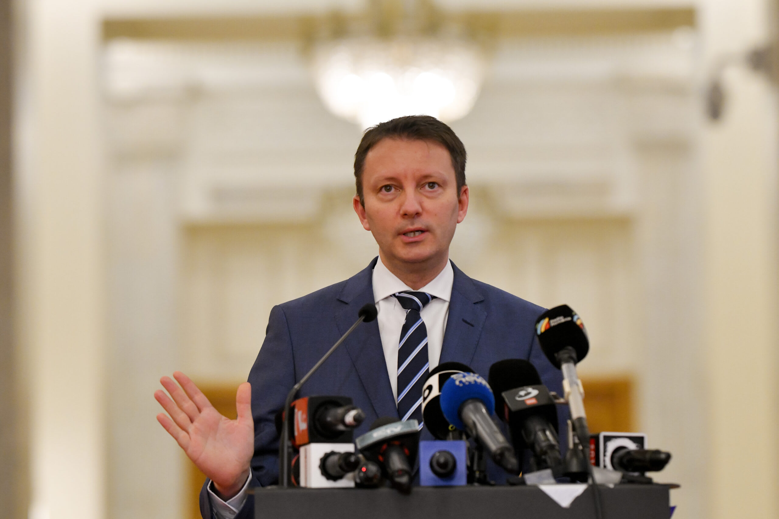 Siegfried Mureșan în timpul unui interviu despre controlul serviciilor secrete
