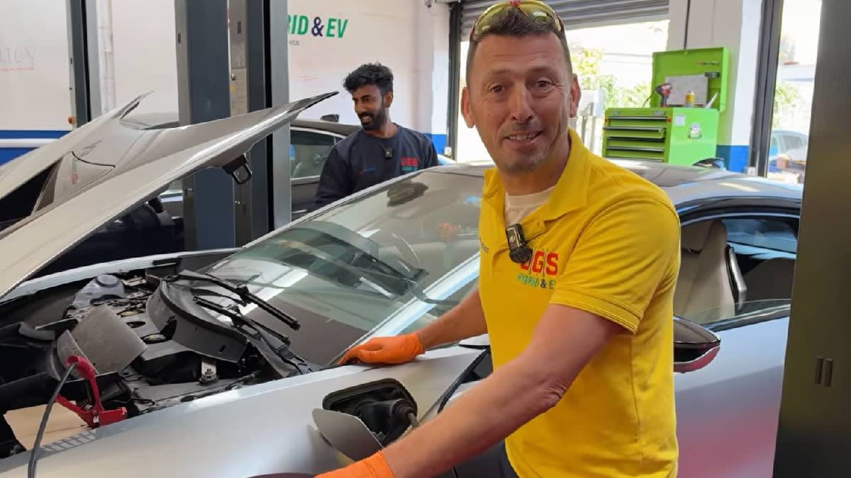 mecanic român reparând BMW i8 în atelier auto