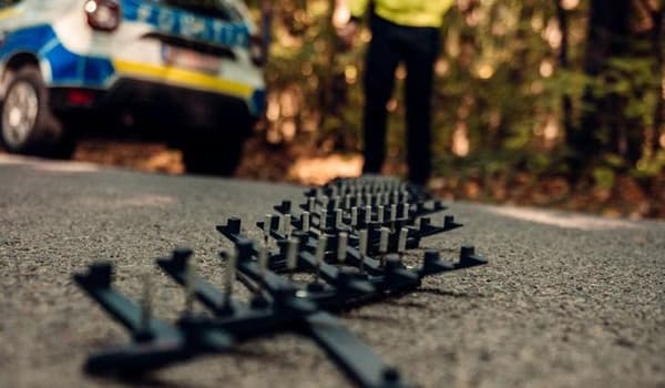 Un tânăr urmărit și încătușat după ce a condus în trombă și a refuzat oprirea poliției