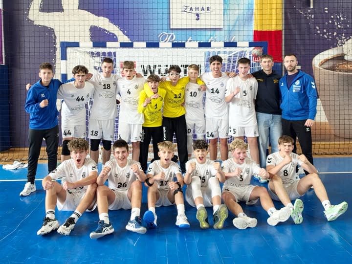 Jucători de handbal CSU Suceava în acțiune