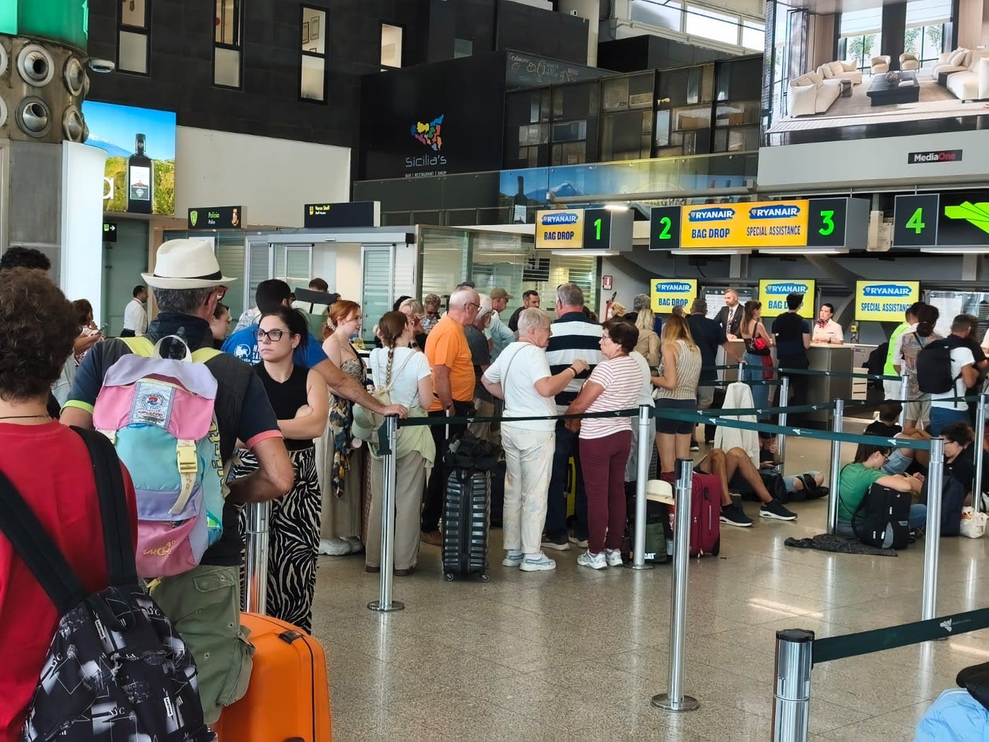 pasageri în terminalul aeroportului din Catania, zboruri suspendate pasageri în terminalul aeroportului din Catania, zboruri suspendate