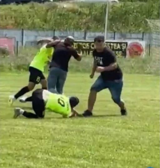 Bătaie la fotbal în Vâlcea: Jucător a fost dus la spital, agresor reținut