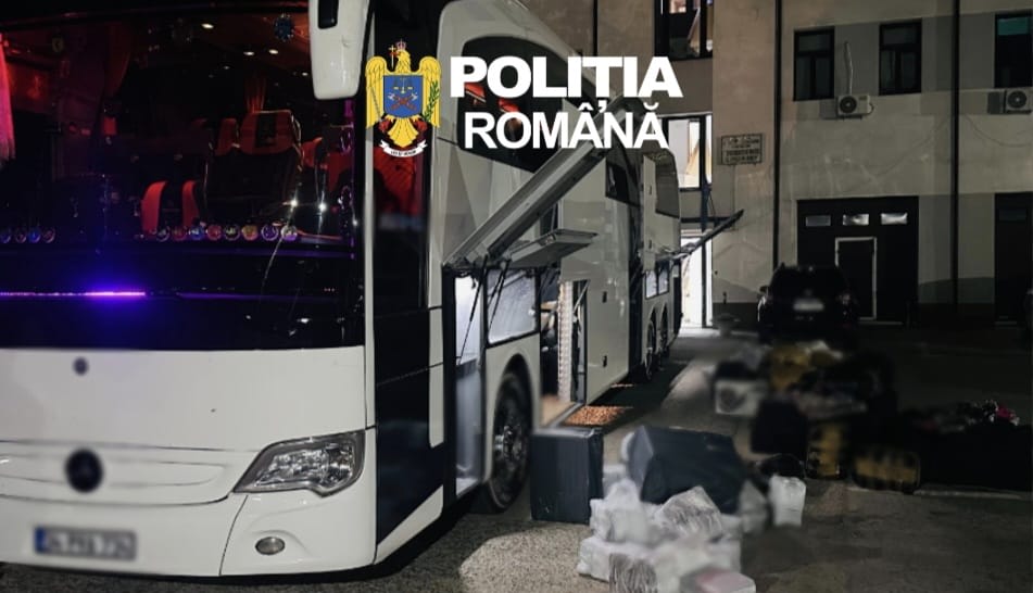 Autocar cu haine și țigarete contrafăcute, descoperit în Giurgiu