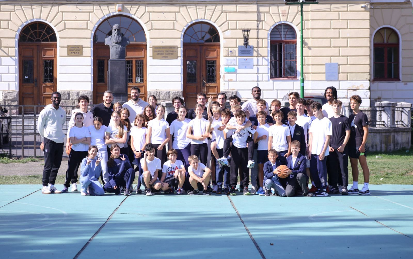 Corona Brașov a vizitat Colegiul Național «Andrei Șaguna» în cadrul proiectului «Inspiră prin sport»