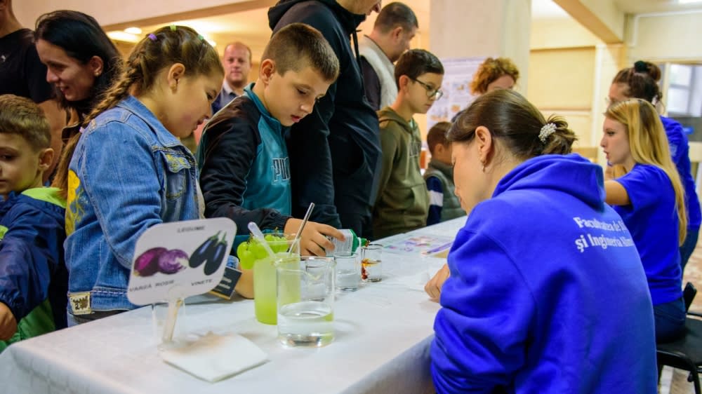 laborator universitar, cercetători, demonstrații științifice, eveniment educațional laborator universitar, cercetători, demonstrații științifice, eveniment educațional