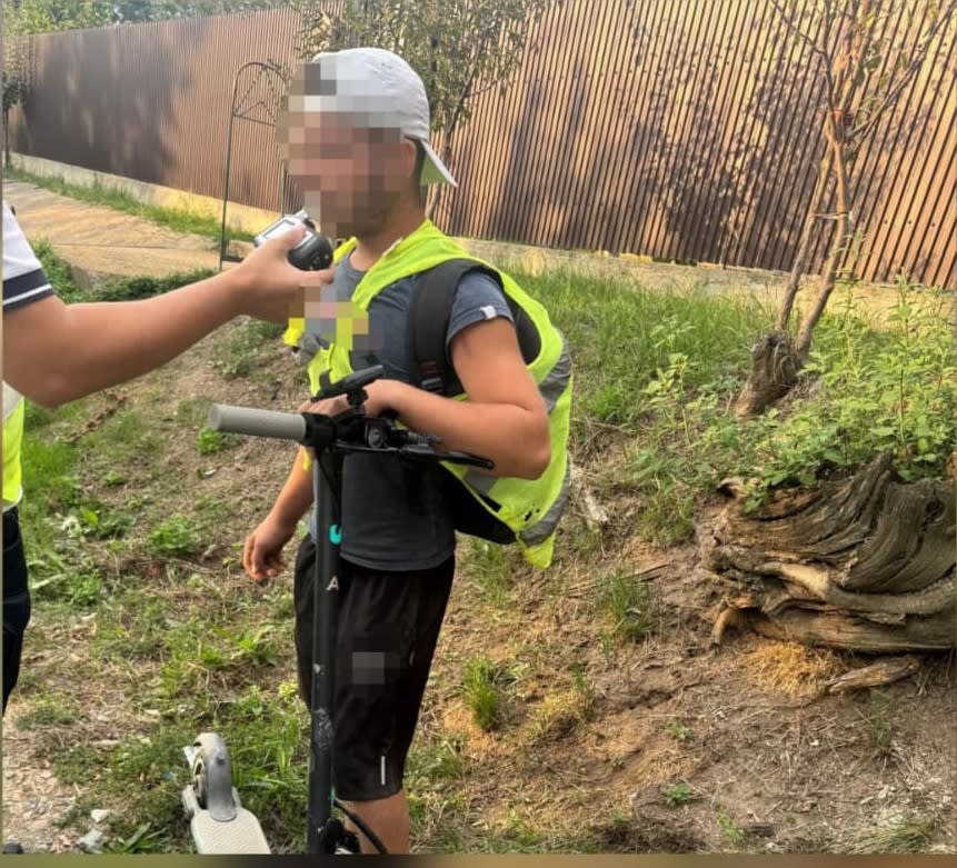 politiști verificând bicicliști și trotinete electrice în Vaslui politiști verificând bicicliști și trotinete electrice în Vaslui