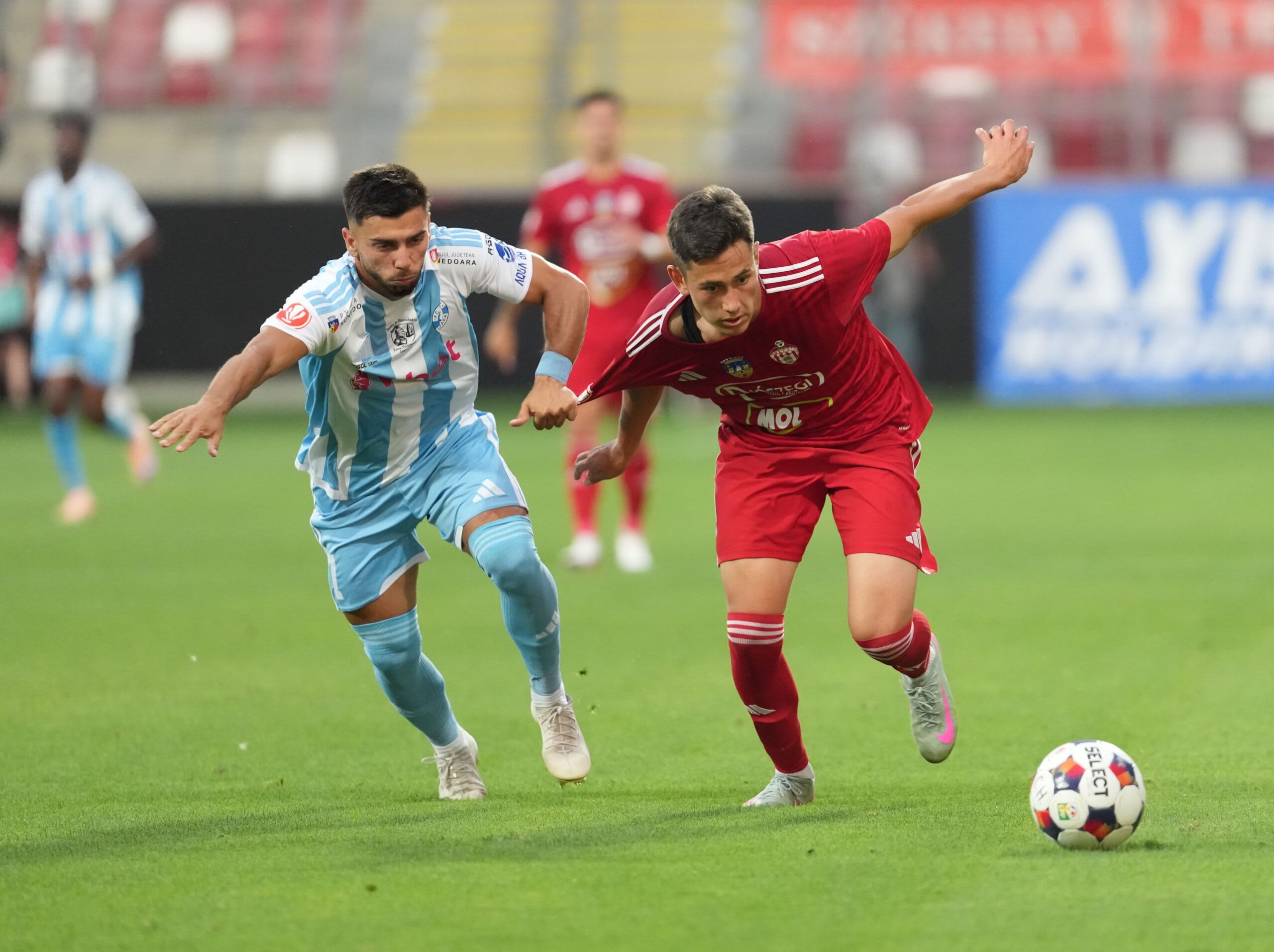 Fotbalist tânăr în acțiune pe teren Fotbalist tânăr în acțiune pe teren