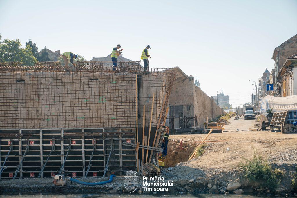 șantier pod Muncii, muncitori, piloni și structură metalică șantier pod Muncii, muncitori, piloni și structură metalică